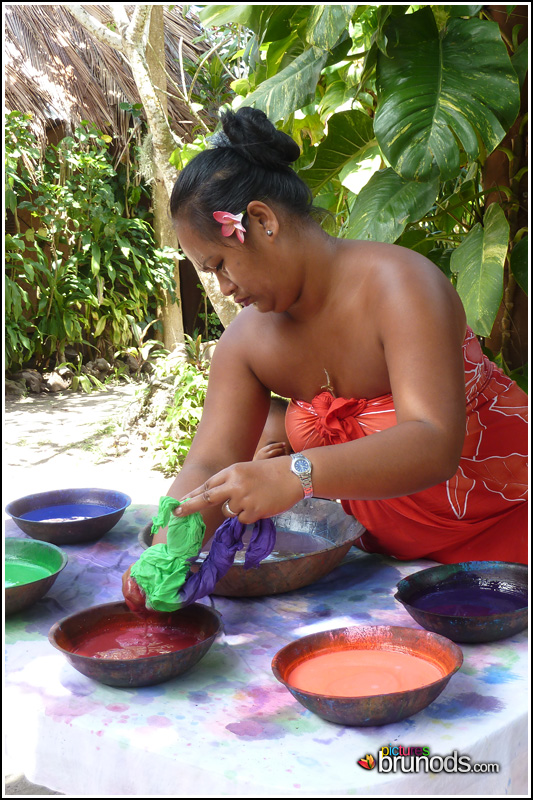 Peinture sur paréo au Tiki Village